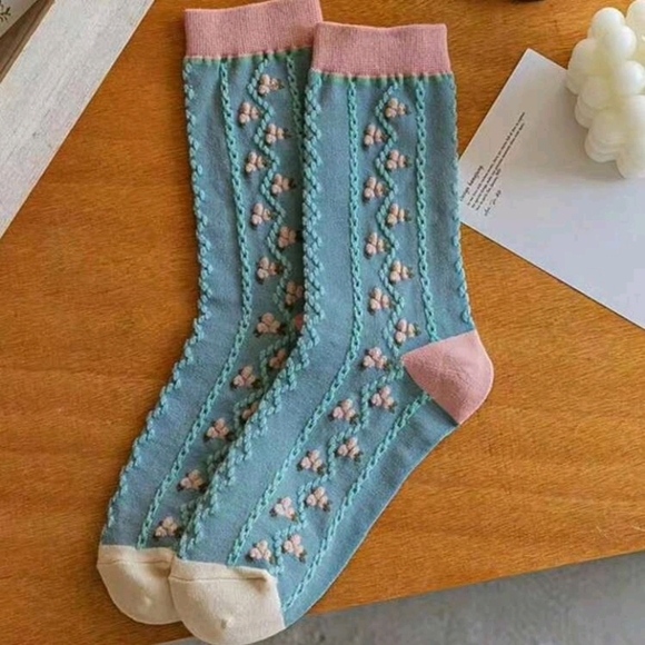Retro Floral Cable Knit Style Socks Set Of 4 in Cream, Green, and Blue - Picture 4 of 7